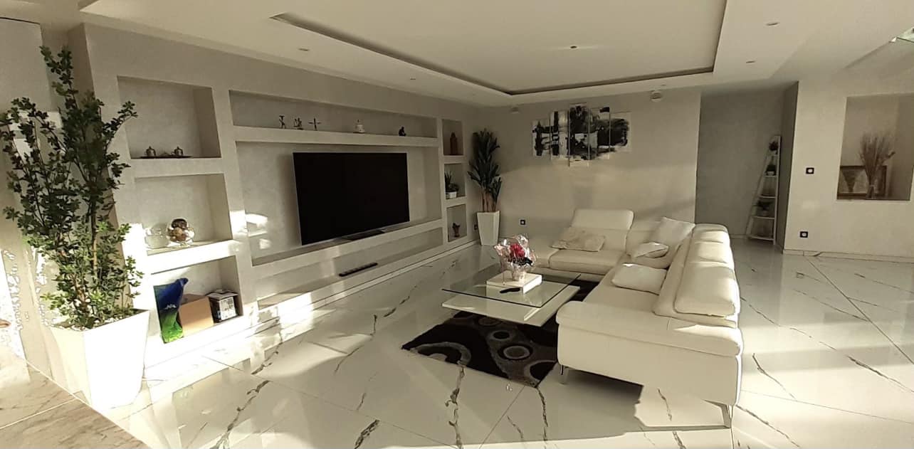 Salon moderne avec grande télé